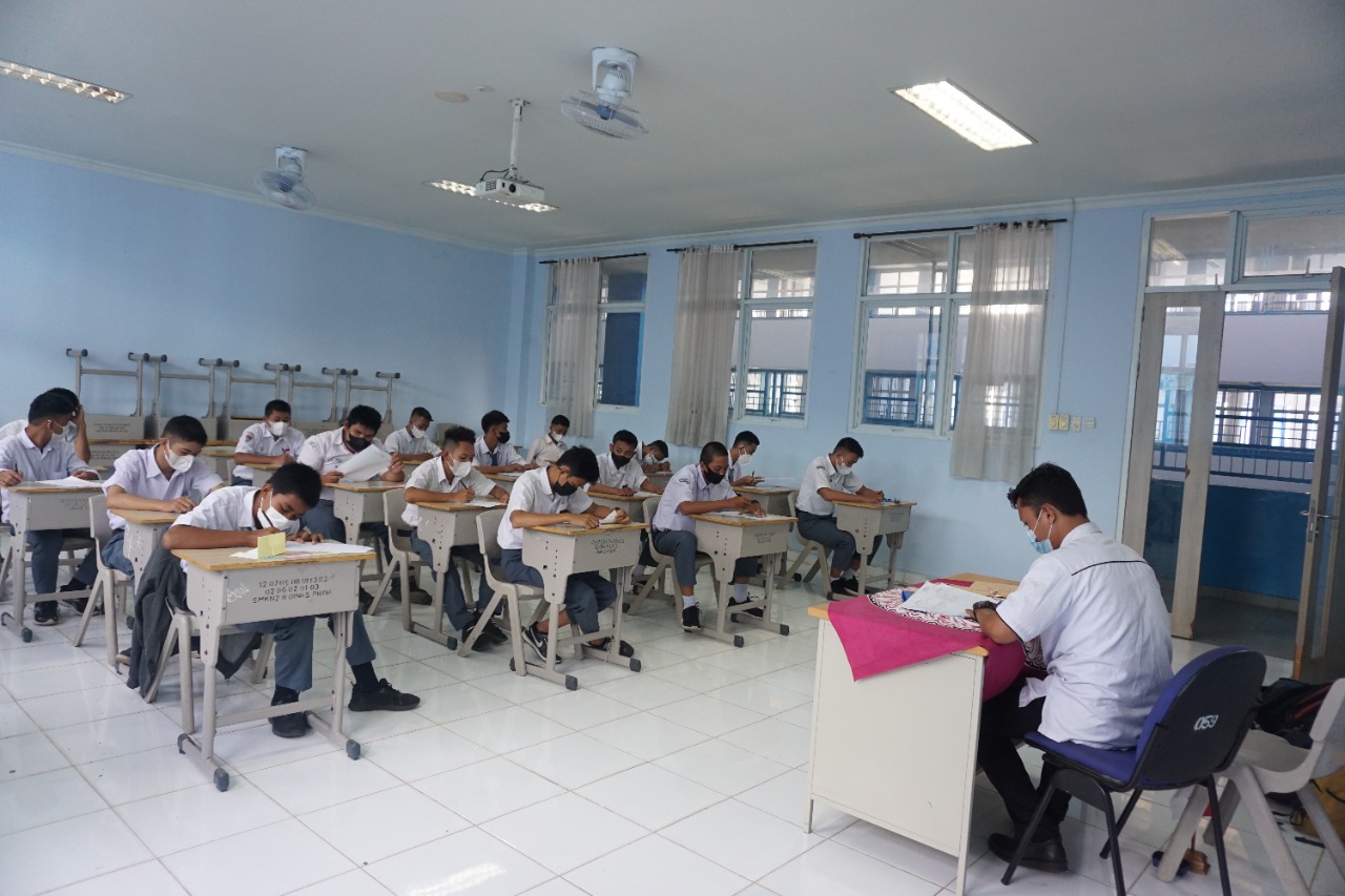 Pelaksanaan Ujian Akhir Semester Ganjil Sekolah Menengah Kejuruan Negeri 2 Palembang (Hari ke 1)