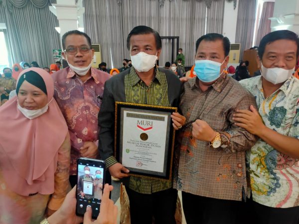 Penghargaan Museum Rekor Dunia Indonesia.  Pameran Produk Terbanyak Hasil Karya Sekolah Menengah Kejuruan (SMK) Sumatera Selatan