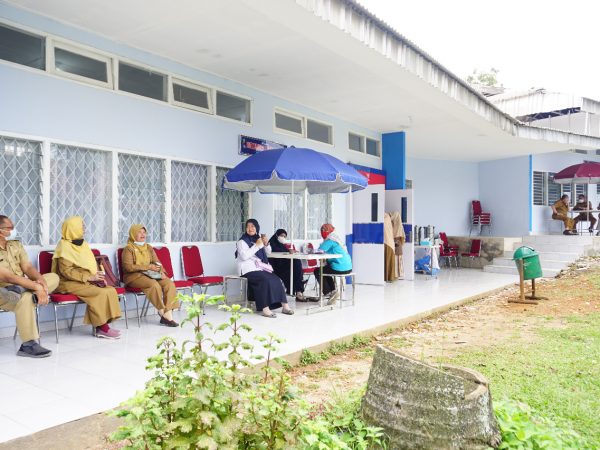 Kegiatan Vaksin Boster Puskesmas Talang Ratu Untuk Guru Dan Pegawai Di SMK Negeri 2 Palembang.