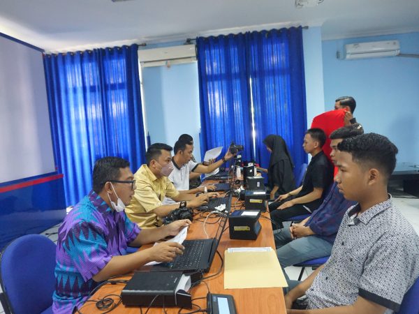 Kegiatan jemput Bola Pelayanan Perekaman KTP-Elektronik di SMK N 2 Palembang yang telah berusia 16 tahun keatas Kegiatan jemput Bola Pelayanan Perekaman KTP-Elektronik di SMK N 2 Palembang yang telah berusia 16 tahun keatas