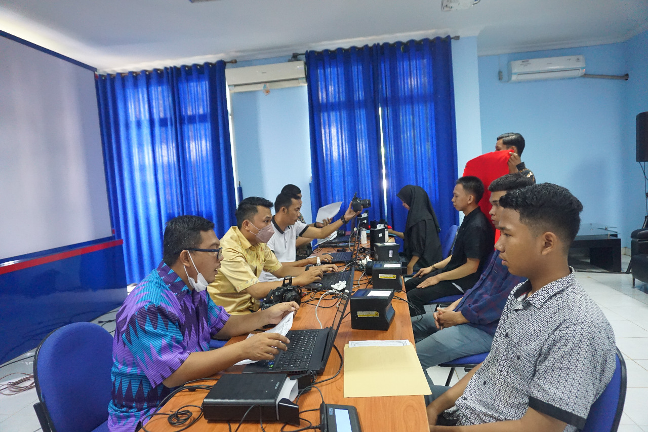 Kegiatan jemput Bola Pelayanan Perekaman KTP-Elektronik di SMK N 2 Palembang yang telah berusia 16 tahun keatas