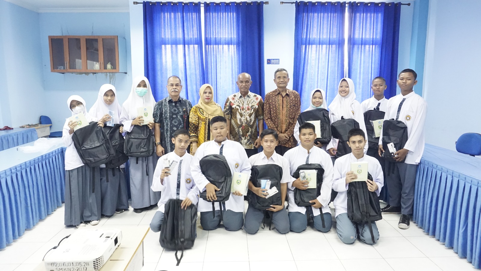 Bantuan perlengkapan sekolah berupa tas dan ATK bagi peserta didik kurang mampu di SMKN 2 Palembang