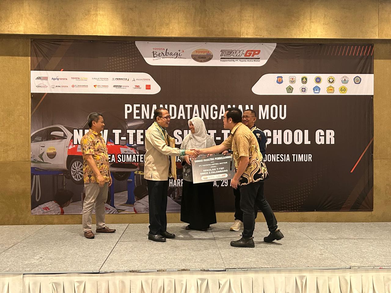 SMK Negeri 2 Palembang Resmi Menjadi Sekolah T-TEP, Terima Sertifikat dari Toyota SMK Negeri 2 Palembang Resmi Menjadi Sekolah T-TEP, Terima Sertifikat dari Toyota