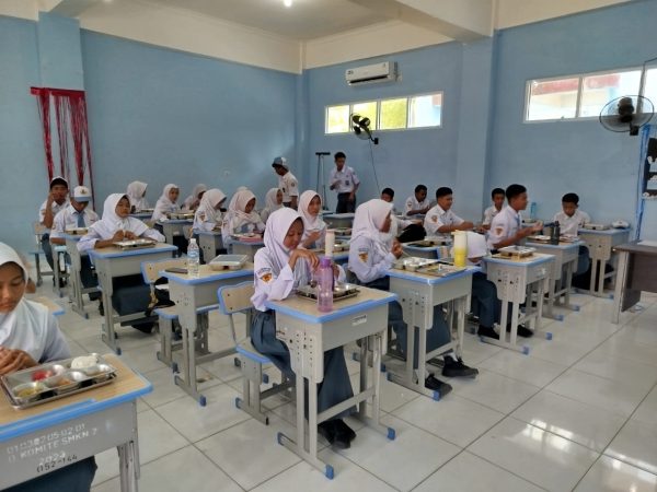 Pelaksanaan Program Makan Bergizi Gratis (MBG) bagi siswa-siswi SMK N 2 Palembang telah terlaksana dengan baik dan lancar