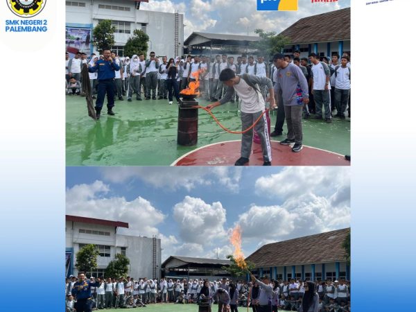 Edukasi dan simulasi kebakaran atau bencana di SMKN 2 Palembang oleh tim Pemadam Kebakaran Kota Palembang Jumat 14 November 2025.